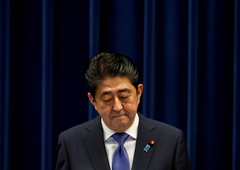 &copy; Reuters. FOTO DE ARCHIVO. Shinzo Abe asiste a una rueda de prensa para anunciar las elecciones anticipadas en su residencia oficial en Tokio, Japón. 25 de septiembre de 2017. REUTERS/Toru Hanai