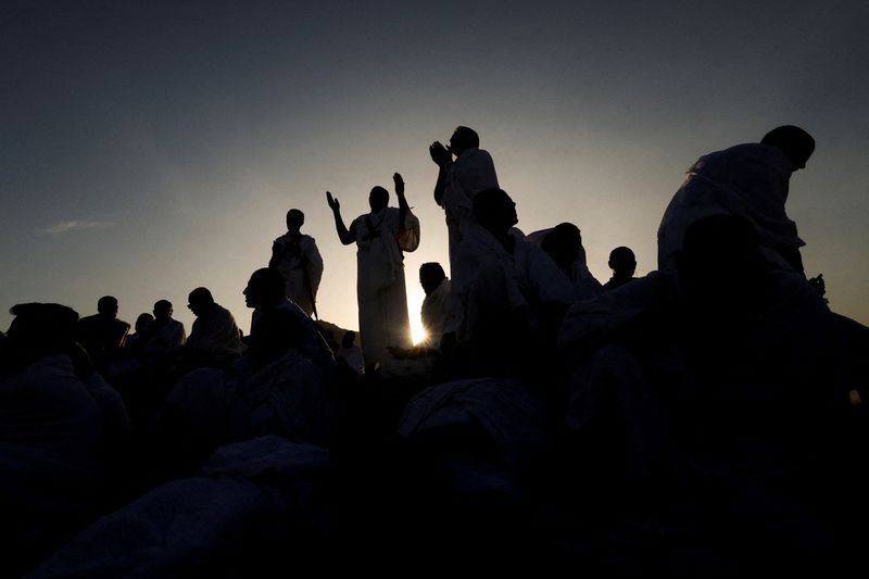 &copy; Reuters. Los peregrinos musulmanes se reúnen en el Monte de la Misericordia, en la llanura de Arafat, durante la peregrinación anual del Haj, en las afueras de la ciudad santa de La Meca, Arabia Saudita. 8 de julio de 2022. REUTERS/Mohammed Salem  