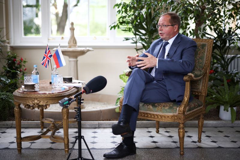 &copy; Reuters. FOTO DE ARCHIVO: El embajador de Rusia en el Reino Unido, Andrei Kelin, habla durante una entrevista con Reuters, dentro de la residencia del embajador ruso, en Londres, Reino Unido, el 20 de mayo de 2021. REUTERS/Henry Nicholls