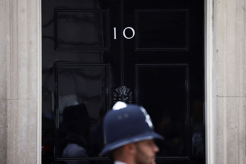 &copy; Reuters. A police officer stands guard outside 10 Downing Street, where British Prime Minister Boris Johnson is expected to make a statement, in London, Britain, July 7, 2022. REUTERS/Henry Nicholls