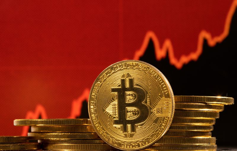 &copy; Reuters. Bitcoin logo, representation of cryptocurrencies and rising stock graph are seen in this illustration taken, July 7, 2022. REUTERS/Dado Ruvic/Illustrations