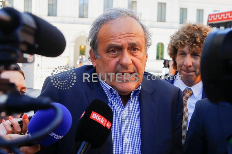 &copy; Reuters. L'ex presidente della UEFA Michel Platini parla ai media dopo un processo presso la Corte penale federale svizzera a Bellinzona 8 luglio 2022. REUTERS/Arnd Wiegmann