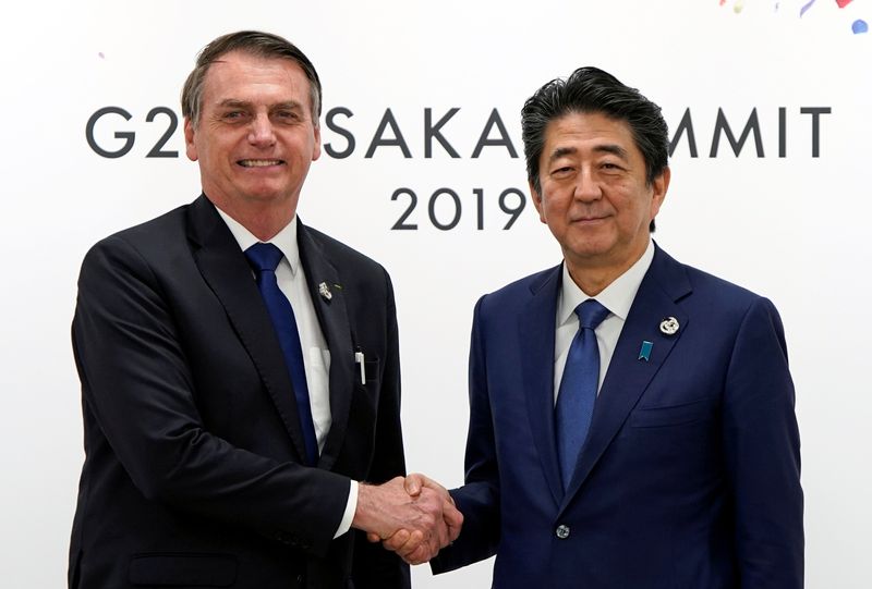 &copy; Reuters. Presidente Jair Bolsonaro cumprimenta o então primeiro-ministro do Japão, Shinzo Abe, durante reunião de cúpula do G20 em Osaka em 2019
29/06/2019 Franck Robichon/Pool via REUTERS