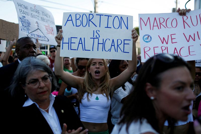 &copy; Reuters. متظاهرات يدعمن حقوق الإجهاض في الولايات المتحدة يرفعن لافتات أثناء مشاركتهن يوم 24 من يونيو حزيران 2022 في ميامي بولاية فلوريدا في أعقاب حكم ل