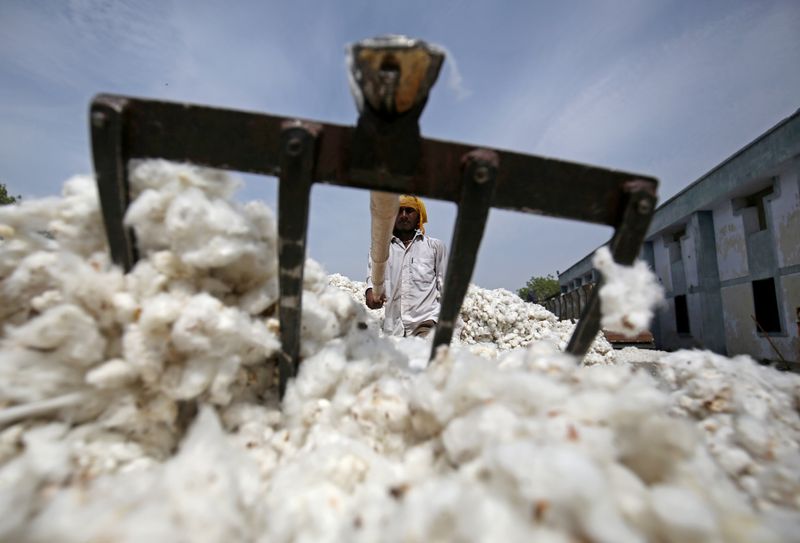 &copy; Reuters. Trabalhador em indústria de processamento de algodão, na Índia. REUTERS/Amit Dave/File Photo