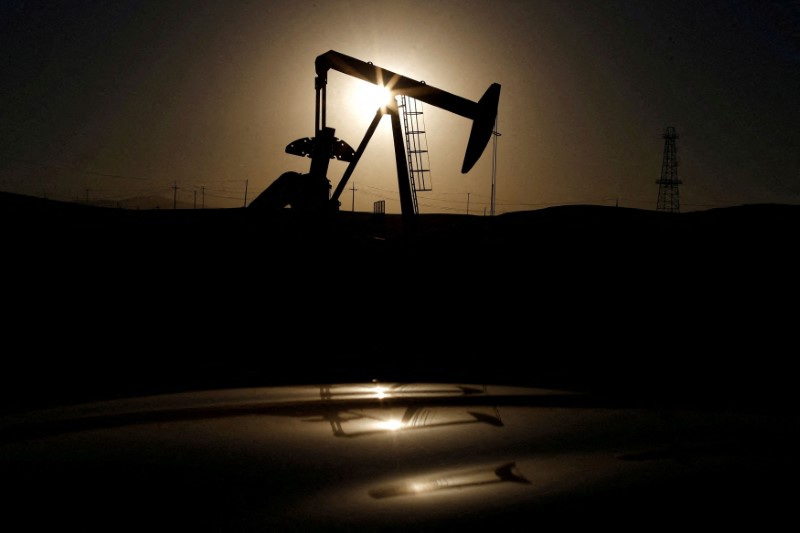 &copy; Reuters. Imagen de archivo de una bomba extractora de crudo al amanecer cerca de Bakersfield, California, EEUU.