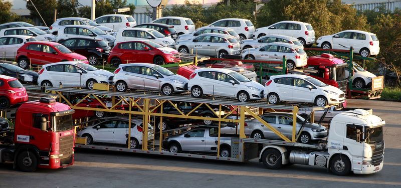 &copy; Reuters. Imagen de archivo de coches nuevos transportados en un camión en Sao Bernardo do Campo, Brasil. 29 de abril, 2014. REUTERS/Paulo Whitaker/Archivo