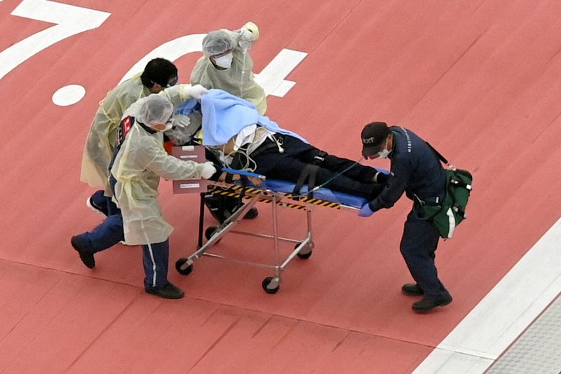 © Reuters. Homem que seria ex-premiê japonês Shinzo Abe chega a hsopital de Kashihara, em Nara
08/07/2022
The Asahi Shimbun/via REUTERS