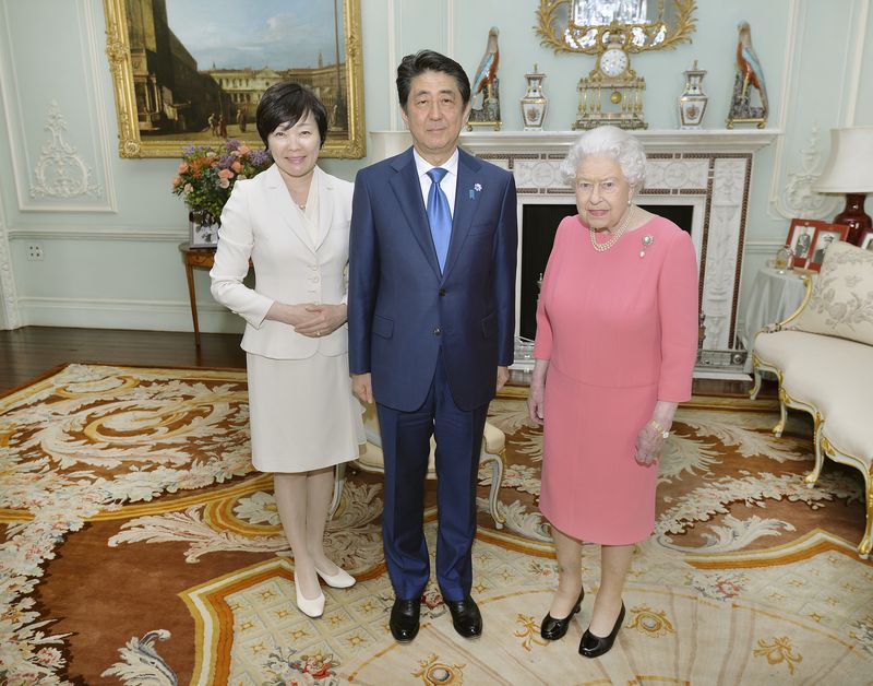 &copy; Reuters. Rainha Elizabeth no Palácio de Buckingham ao lado do então primeiro-ministro do Japão, Shinzo Abe, e de sua esposa Akie em 2016
05/05/2016 REUTERS/John Stillwell/Pool