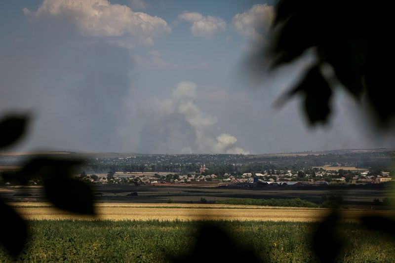 &copy; Reuters. Humo se eleva en el cielo después de los bombardeos, en medio del ataque de Rusia, en la región de Donetsk, Ucrania, el 8 de julio de 2022. REUTERS/Gleb Garanich