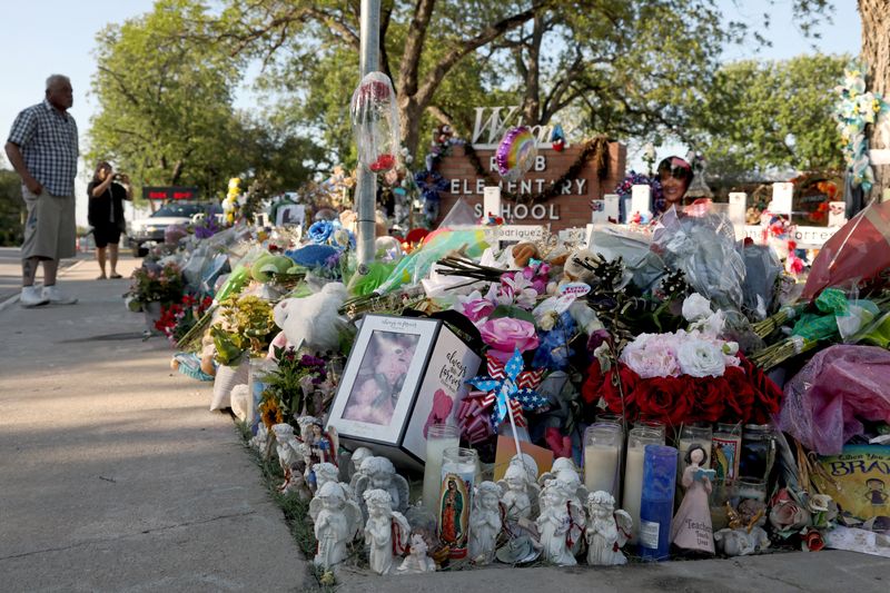 &copy; Reuters. IMAGEN DE ARCHIVO. Personas llegan al memorial para las víctimas del tiroteo en las afueras de la Robb Elementary School, en Uvalde, Texas, EEUU, Junio 11, 2022. REUTERS/Lisa Krantz 