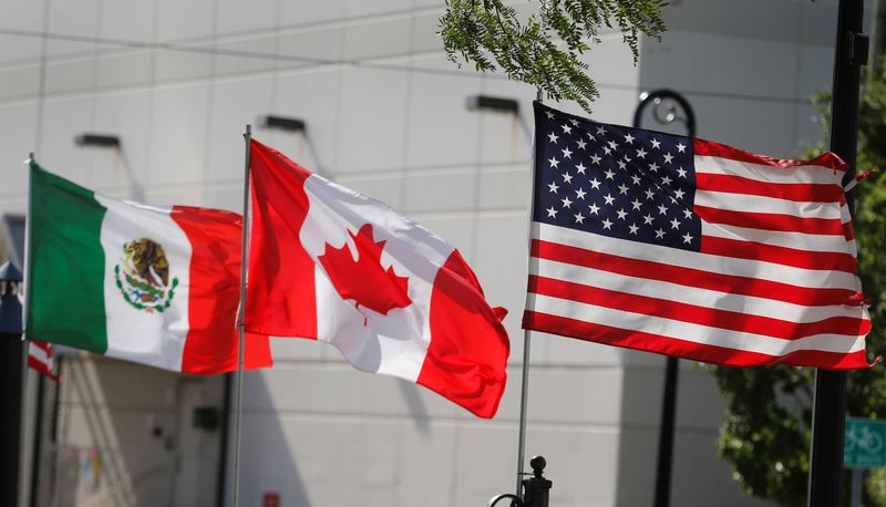 &copy; Reuters. IMAGEN DE ARCHIVO. Las banderas de México, Canadá y Estados Unidos flamean en Detroit, Michigan, EEUU. Agosto 29, 2018.  REUTERS/Rebecca Cook