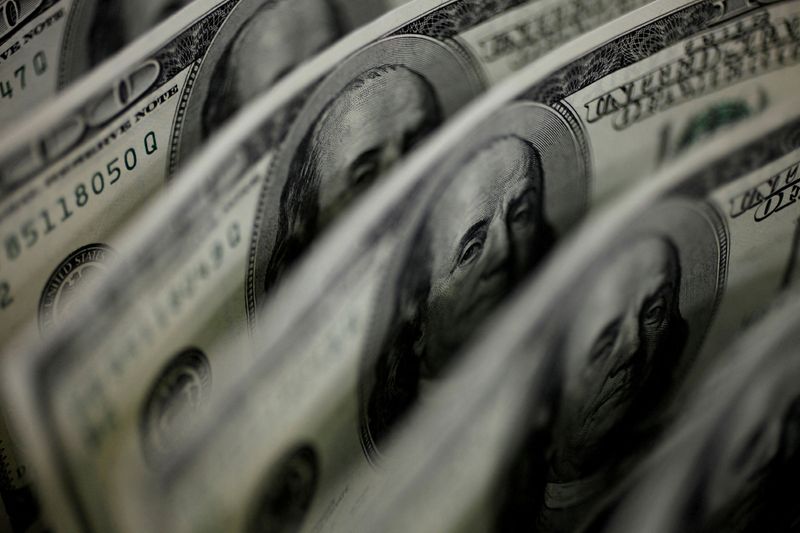 © Reuters. FILE PHOTO: A picture illustration shows U.S. 100 dollar bank notes taken in Tokyo August 2, 2011. REUTERS/Yuriko Nakao/File Phot