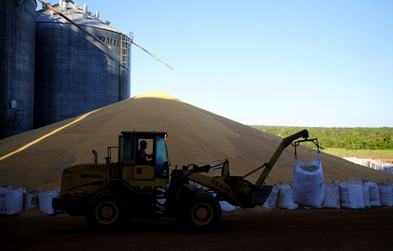 &copy; Reuters. Silos de milho no Mato Grosso, Brasil, July 26, 2017.  REUTERS/Nacho Doce/File Photo