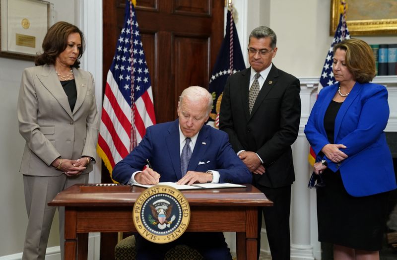 &copy; Reuters. バイデン米大統領は８日、人工妊娠中絶の権利を擁護するための大統領令に署名した。ワシントンで撮影（２０２２年　ロイター/Kevin Lamarque）