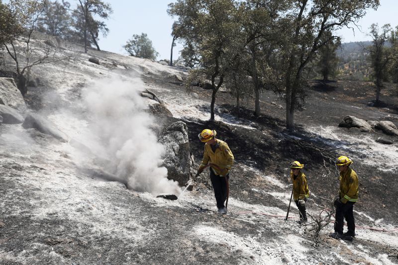 &copy; Reuters. Bombeiros combatem incêndio perto de Yosemite
14/07/2021
REUTERS/David Swanson