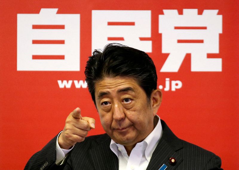 &copy; Reuters. رئيس الوزراء الياباني السابق شينزو آبي في صورة من أرشيف رويترز.
