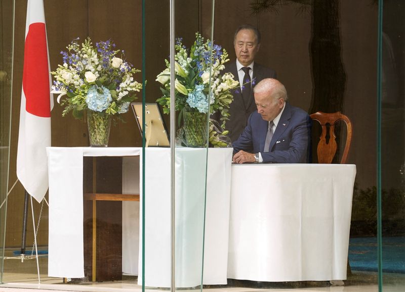 &copy; Reuters. 　バイデン米大統領は岸田文雄首相と７月８日に電話で会談し、安倍晋三元首相が選挙演説中に銃撃され死亡したことについて、弔意と憤りを伝えた。写真は、弔問に訪れた日本大使公邸で