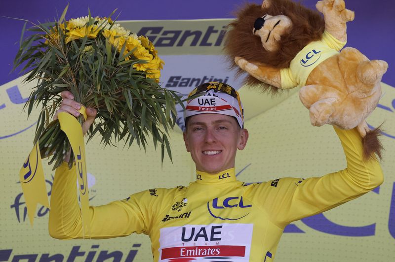 &copy; Reuters. 　世界最高峰の自転車ロードレース、ツール・ド・フランスは８日、トンブレーヌからプランシュデベルフィーユまでの第７ステー ジを行い、総合３連覇を目指すタデイ・ポガチャルが３