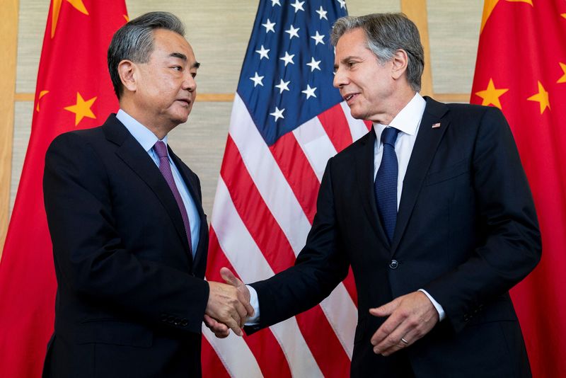 &copy; Reuters. وزير الخارجية الأمريكي أنتوني بلينكن (الى اليمين) ونظيره الصيني وانغ يي في منتجع جزيرة بالي بإندونيسيا يوم السبت. صورة لرويترز من ممثل لوكال
