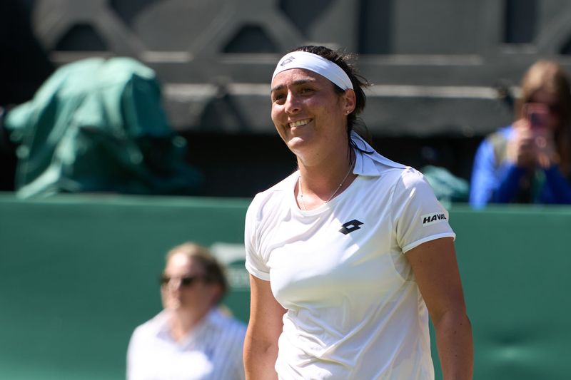 &copy; Reuters. 　女子テニスで、アラブ人選手として初めて四大大会のシングルス決勝進出を果たしたオンス・ジャブール（写真）について、母国チュニジアのスポーツ相が「幸福大臣」と呼び、称賛の言