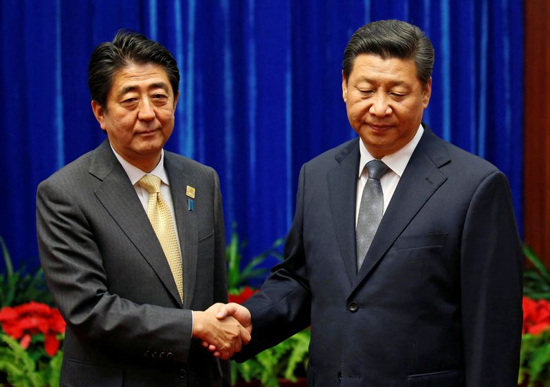 &copy; Reuters. الرئيس الصيني شي جين بينغ (الى اليمين) ورئيس الوزراء الياباني السابق شينزو آبي في صورة من أرشيف رويترز