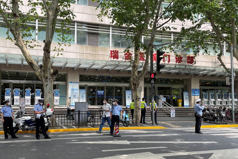 &copy; Reuters. رجال الشرطة يقفون خارج مبنى العيادات الخارجية التابعة لمستشفى رويجين في أعقاب حادث طعن في شنغهاي يوم السبت. تصوير: برندا جوه - رويترز 
