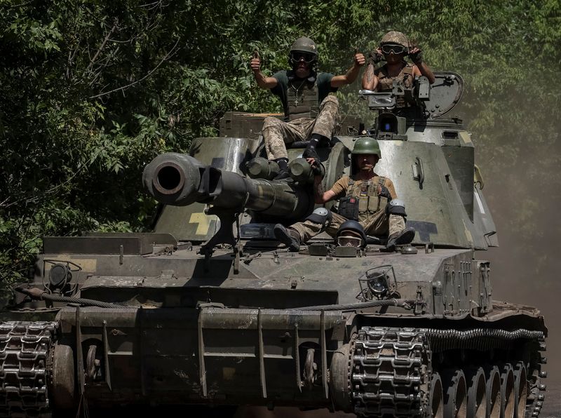 &copy; Reuters. جنود أوكرانيون على ظهر دبابات هاوتزر ذاتية الدفع في منطقة دونيتسك بأوكرانيا يوم الجمعة. تصوير: جليب جارانيش - رويترز