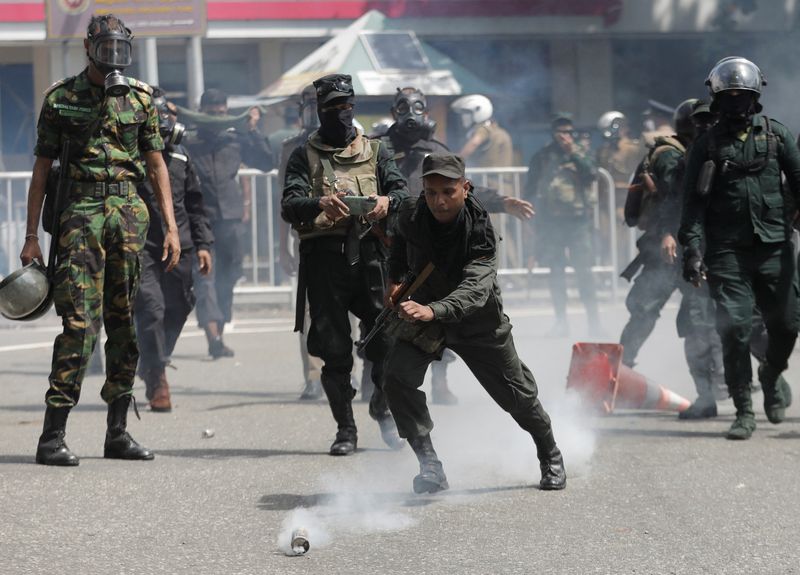 &copy; Reuters. الشرطة تستخدم الغاز المسيل للدموع لتفريق المتظاهرين خلال مسيرة احتجاجية في كولومبو بسريلانكا للمطالبة باستقالة الرئيس جوتابايا راجاباكسا