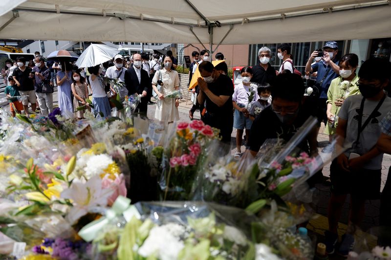 &copy; Reuters. De nombreux Japonais se sont rendus samedi sur les lieux où l'ancien Premier ministre, Shinzo Abe, a été tué par balles vendredi, dans la ville de Nara, dans l'ouest du pays. /Photo prise le 9 juillet 2022/REUTERS/Issei Kato