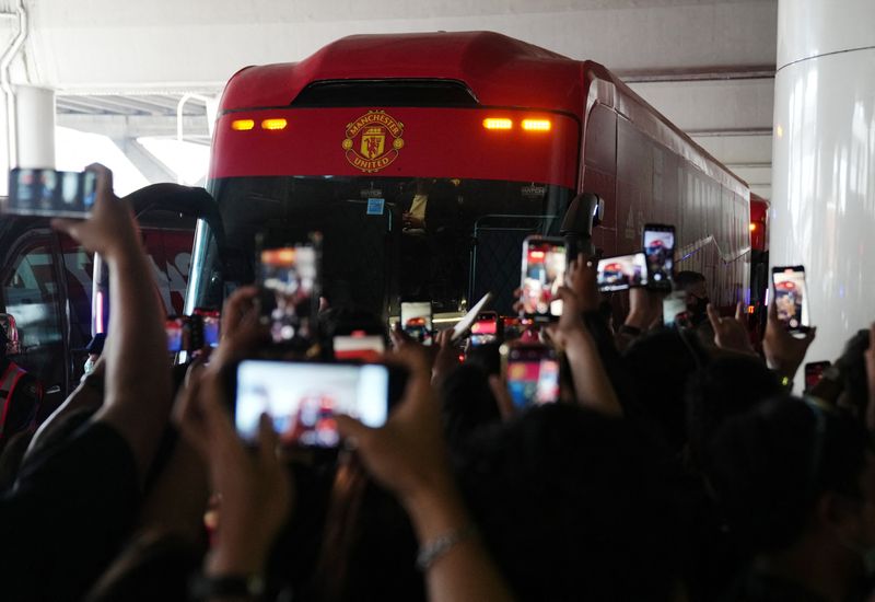 &copy; Reuters. حافلة فريق مانشستر يونايتد الإنجليزي تغادر أحد مطارات بانكوك عقب وصول الفريق إلى العاصمة التايلندية يوم السبت. تصوير: أتيت بيراونجميتا -  رو