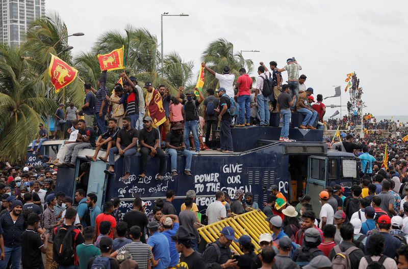 © Reuters. Demonstrators protest on top of a police tear gas truck after they entered the Presidential Secretariat premises, after President Gotabaya Rajapaksa fled, amid the country's economic crisis, in Colombo, Sri Lanka July 9, 2022. REUTERS/Dinuka Liyanawatte