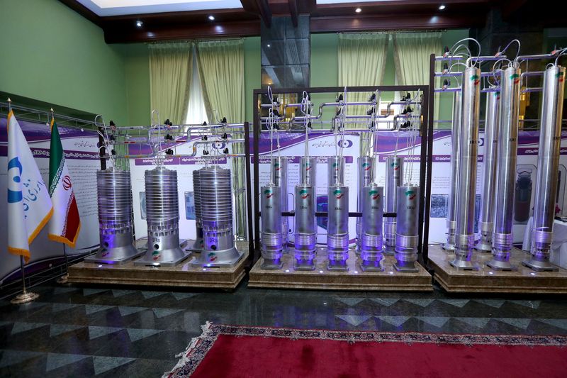 &copy; Reuters. FOTO DE ARCHIVO: Varias centrifugadoras iraníes de nueva generación se ven en exhibición durante el Día Nacional de la Energía Nuclear de Irán en Teherán, Irán. 10 de abril de 2021. Oficina de la Presidencia iraní/WANA (Agencia de Noticias de Asi