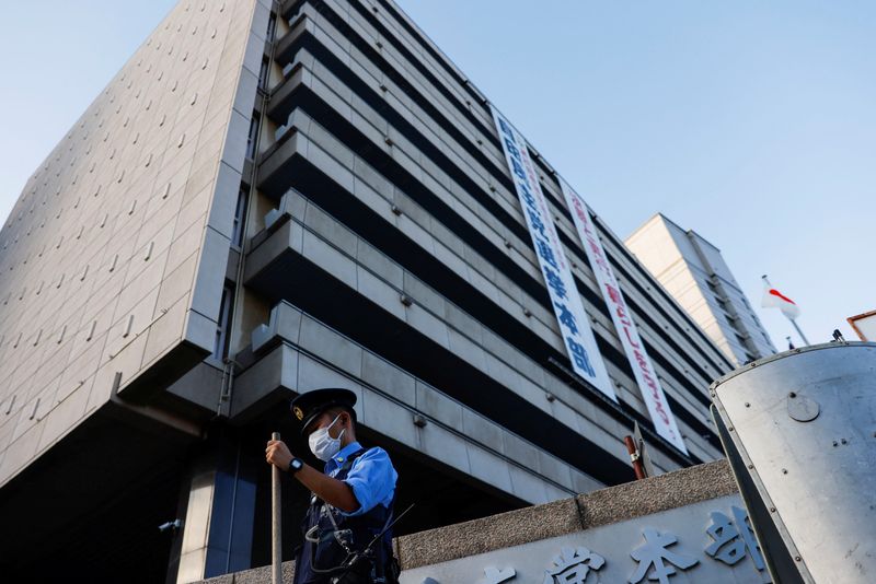 &copy; Reuters. ضابط شرطة يحرس مقر الحزب الديمقراطي الحر الحاكم في اليابان يوم الجمعة. تصوير: كيم كيونج-هوون-رويترز.