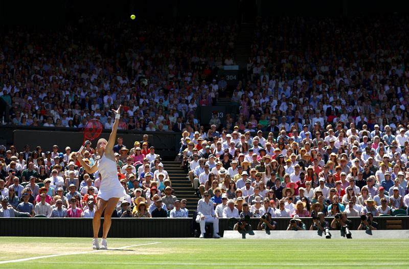 &copy; Reuters. Tenis - Wimbledon - All England Lawn Tennis and Croquet Club, Londres, Gran Bretaña - 9 de julio de 2022. La kazaja Elena Rybakina en acción durante la final individual femenina contra la tunecina Ons Jabeur. REUTERS/Hannah Mckay