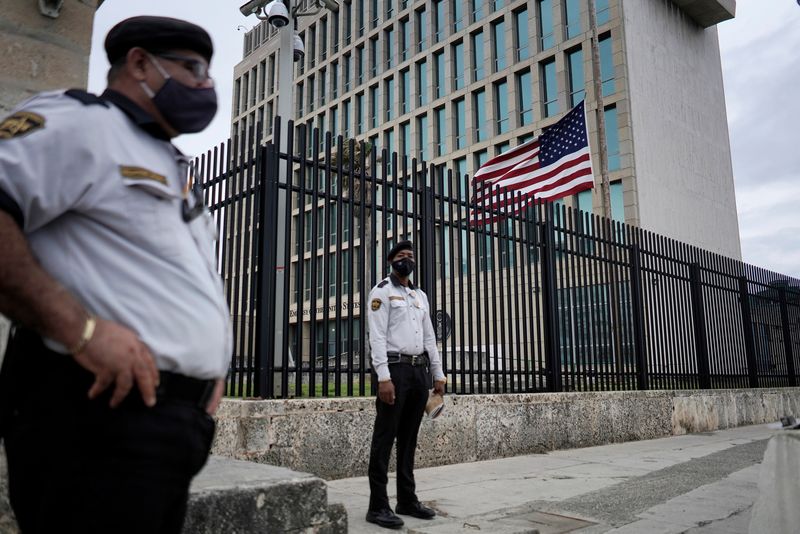 &copy; Reuters. FOTO DE ARCHIVO: La bandera estadounidense ondea junto a la seguridad que custodia la embajada de Estados Unidos en La Habana, Cuba. 12 de enero de 2021. REUTERS/Alexandre Meneghini