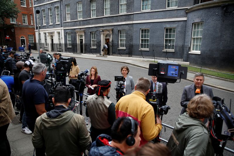 &copy; Reuters. FOTO DE ARCHIVO: Trabajadores de medios de comunicación esperan fuera del número 10 de Downing Street, donde se espera que el primer ministro británico Boris Johnson haga una declaración, en Londres, Gran Bretaña. 7 de julio de 2022. REUTERS/Peter Ni