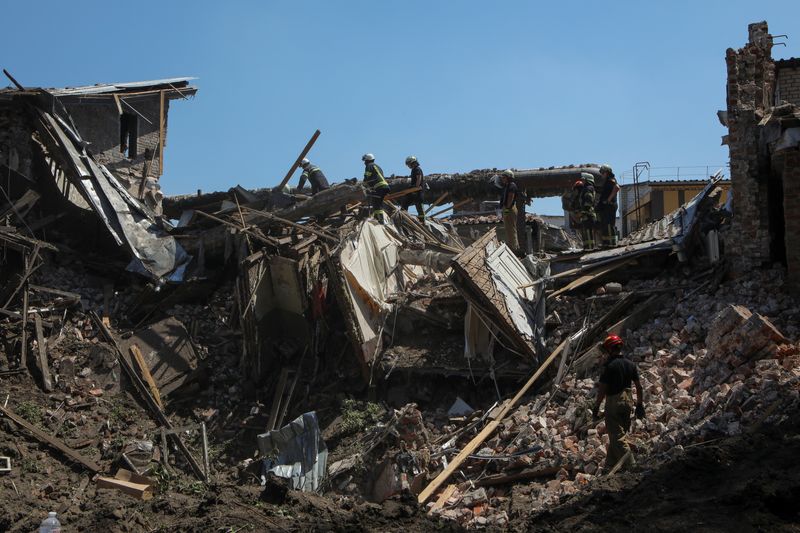 &copy; Reuters. رجال الإنقاذ يرفعون حطام  مبني سكني مدمر في مدينة خاركيف الأوكرانية إثر ضربة صاروخية روسية يوم السبت. تصوير : فياشيسلاف ماديافسكي-رويترز. 