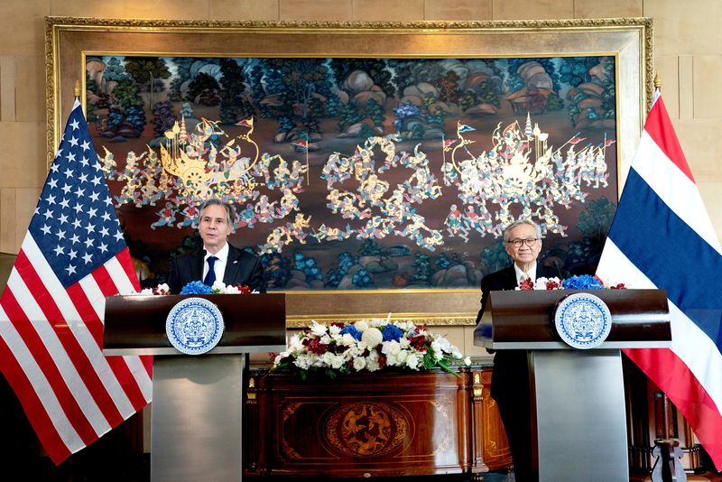 &copy; Reuters. وزير الخارجية الأمريكي أنتوني بلينكن ووزير الخارجية التايلاندي دون برامودويناي خلال مؤتمر صحفي في بانكوك في تايلاند يوم الأحد. صورة لرويتر