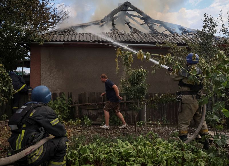 &copy; Reuters. Firefighters work to put out a fire in a building after a Russian military strike, as Russia's attack on Ukraine continues, in Kostiantynivka, Ukraine July 9, 2022. REUTERS/Gleb Garanich