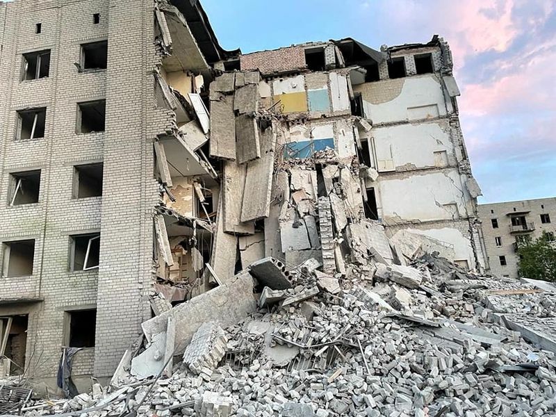 © Reuters. A general view of a building damaged after a missile strike, amid Russia's invasion of Ukraine, at a location given as Chasiv Yar, Ukraine, in this handout image released July 10, 2022. Donetsk region governor Pavlo Kyrylenko/Handout via REUTERS 