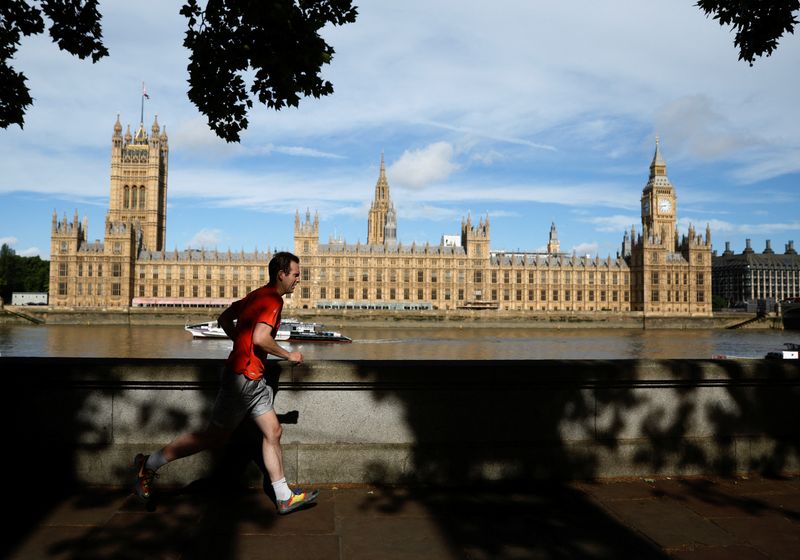 © Reuters. A man runs along the Thames in front the Houses of Parliament in London, Britain, June 30, 2022. REUTERS/John Sibley