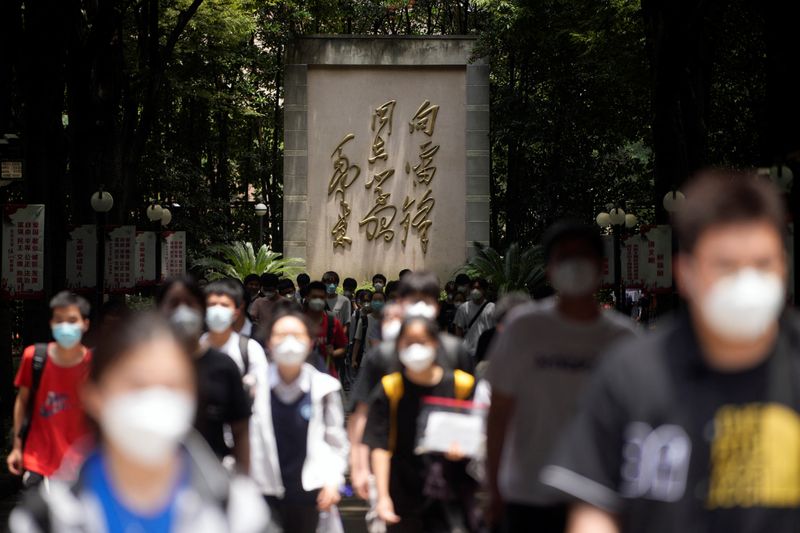 &copy; Reuters. أشخاص يضعون كمامات للوقاية من فيروس كورونا في شنغهاي يوم السابع من يوليو تموز 2022. تصوير: آلي سونج - رويترز.