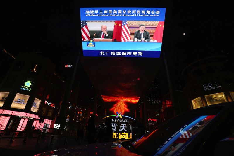&copy; Reuters. FOTO DE ARCHIVO: Una pantalla muestra un noticiero que muestra al presidente chino Xi Jinping y al presidente estadounidense Joe Biden durante una cumbre virtual, en Pekín, China. 16 de noviembre de 2021. REUTERS/Thomas Peter