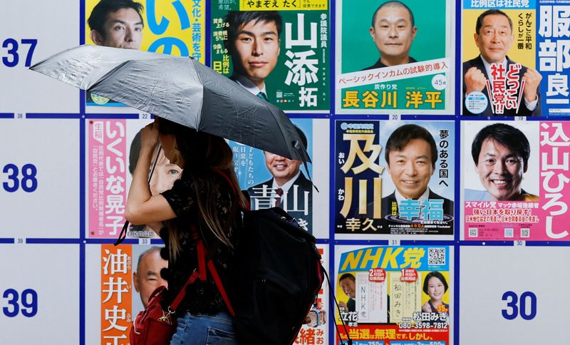 &copy; Reuters. Carteles de los candidatos a las elecciones a la Cámara Alta, fuera de un colegio electoral en Tokio, Japón. 10 de julio de 2022. REUTERS/Issei Kato