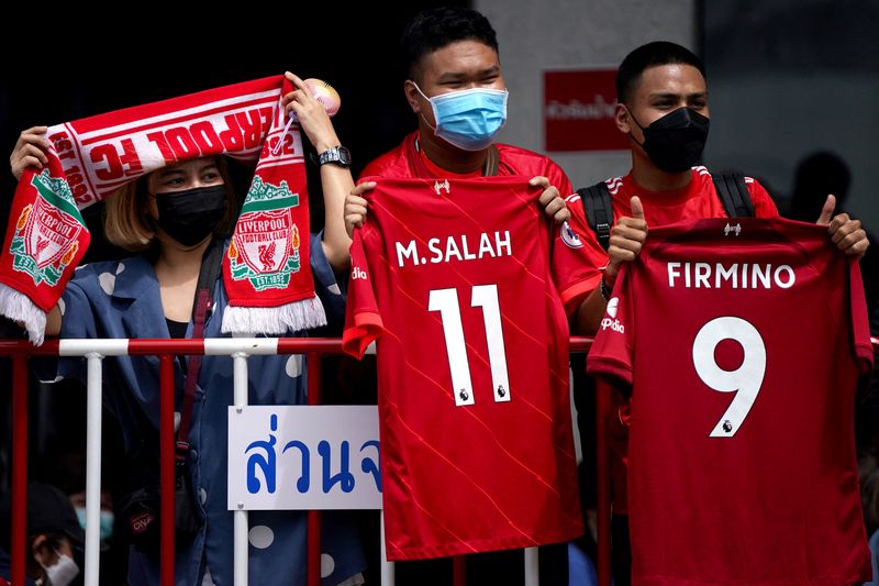 &copy; Reuters. مشجعون في تايلاند يستقبلون فريق ليفربول مع وصول بعثته إلى تايلاند يوم الأحد قبل مباراة ودية مع مانشيستر يونايتد. تصوير أتيتي بيراونجميتا- ر
