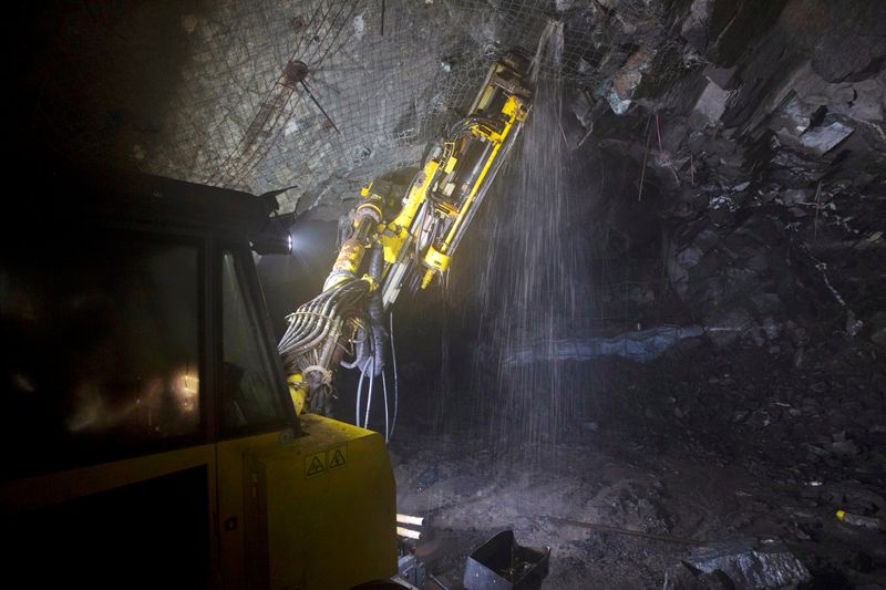 &copy; Reuters. FILE PHOTO: Drilling operations at a depth of 516 metres below the surface at the Chibuluma copper mine in the Zambian copperbelt  region, January 17, 2015. REUTERS/Rogan Ward 