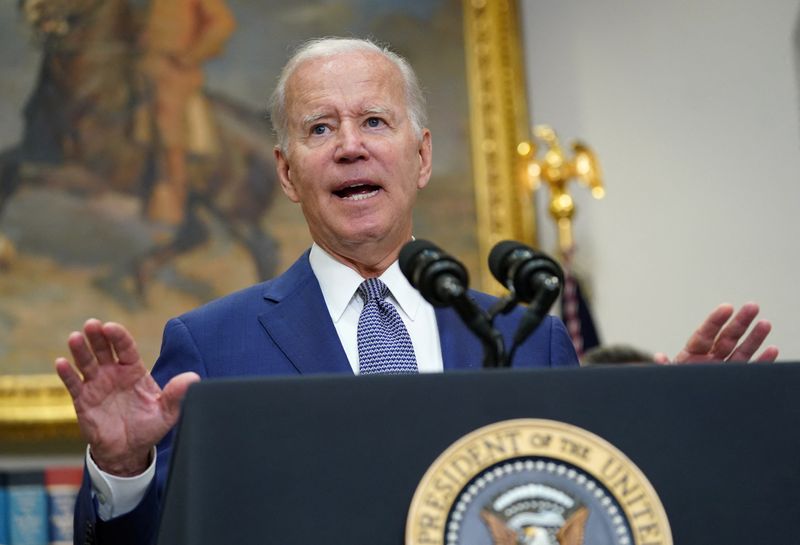 &copy; Reuters. FOTO DE ARCHIVO: El presidente de Estados Unidos, Joe Biden, habla antes de firmar un decreto para ayudar a salvaguardar el acceso de las mujeres al aborto y a los anticonceptivos, en la Casa Blanca en Washington, Estados Unidos. 8 de julio de 2022. REUTE