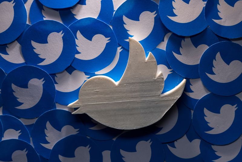 &copy; Reuters. A 3D-printed Twitter logo on non-3D printed Twitter logos is seen in this picture illustration taken April 28, 2022. REUTERS/Dado Ruvic/Illustration