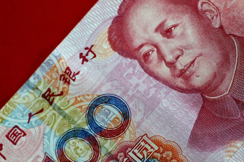 &copy; Reuters. 　７月９日、中国の楼継偉元財政相は、政府は小規模企業支援のために必要なら中央・地方政府が財政赤字の拡大を検討することが可能との認識を示した。写真は中国の人民元紙幣。シンガ
